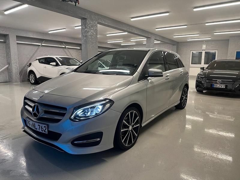 Silber Gebraucht 2017 Mercedes 180 AMG Limousine | 14.499 € (Guter Preis) - Bild 1/4