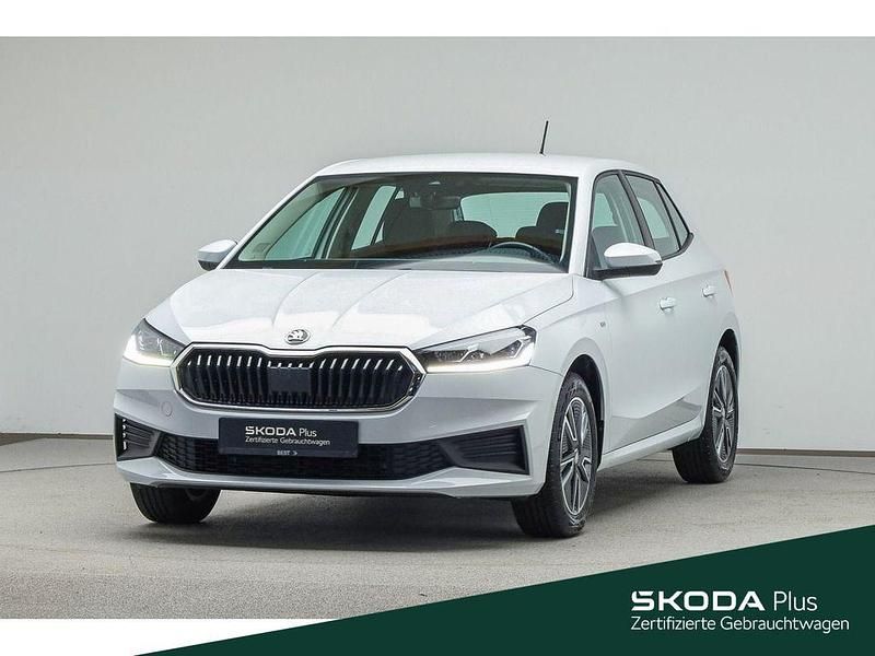 Moonweiß perleffekt/moonweiss metallic (metallic) Gebraucht 2022 Skoda Fabia Tour Limousine | 16.999 € (Fairer Preis) - Bild 1/4