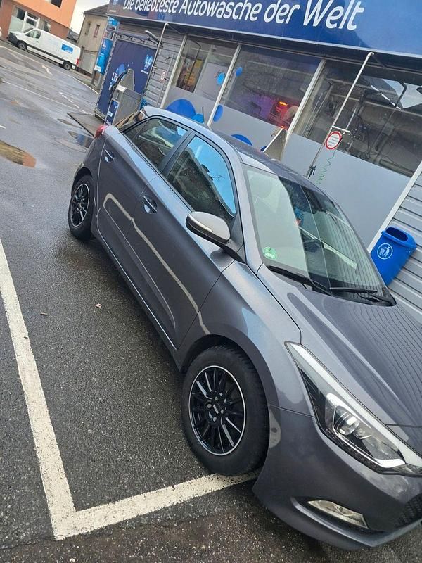 Gebraucht Hyundai i20 Trend 101 PS (74 kW) 2018 Grau Kleinwagen