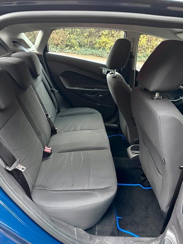 Gebraucht Ford Fiesta 101 PS (74 kW) 2015 Blau Limousine