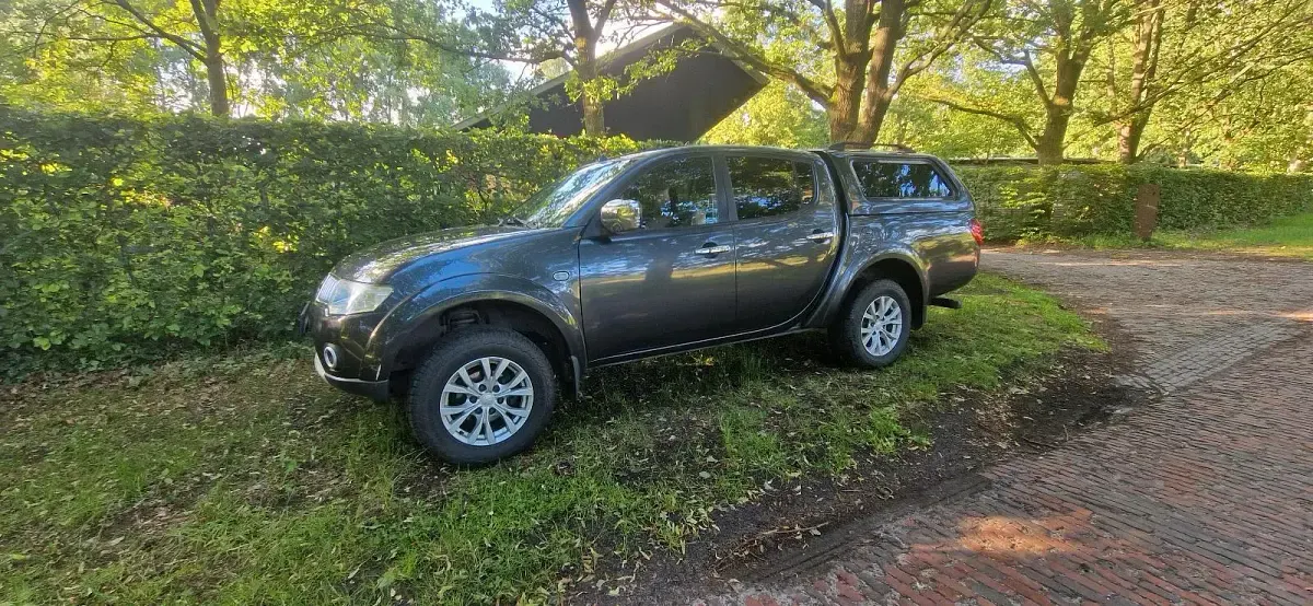 Gebraucht Mitsubishi L 178 PS (130 kW) 2013 Grau SUV