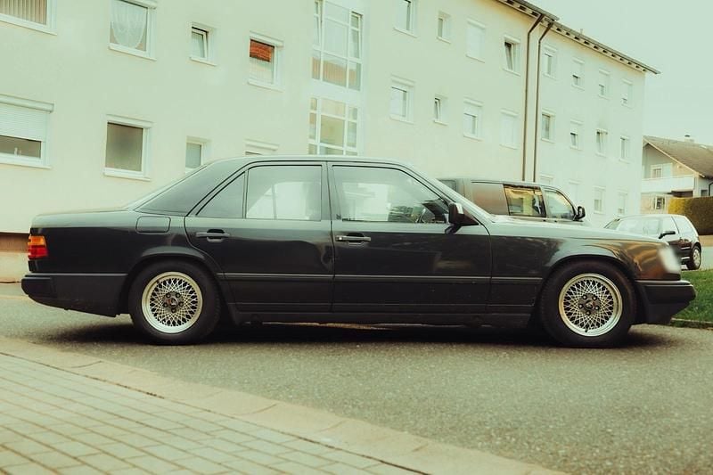 Gebraucht Mercedes E260 160 PS (117 kW) 1989 Schwarz Limousine