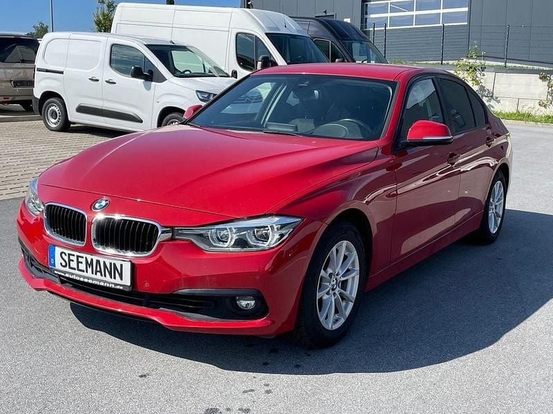 Rot Gebraucht 2018 BMW 318 Advantage Limousine | 14.500 € (Fairer Preis) - Bild 1/4