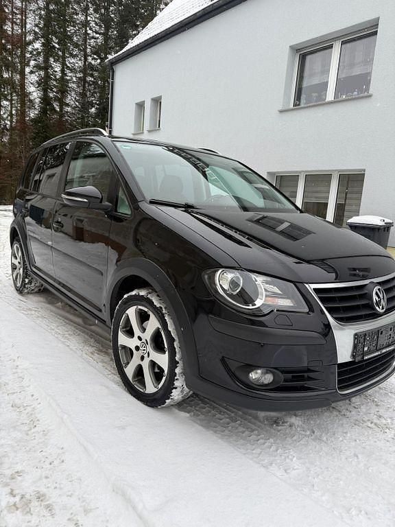 Schwarz Gebraucht 2010 VW Touran Comfortline Van / Kleinbus | 6.800 € (Etwas zu teuer) - Bild 1/4