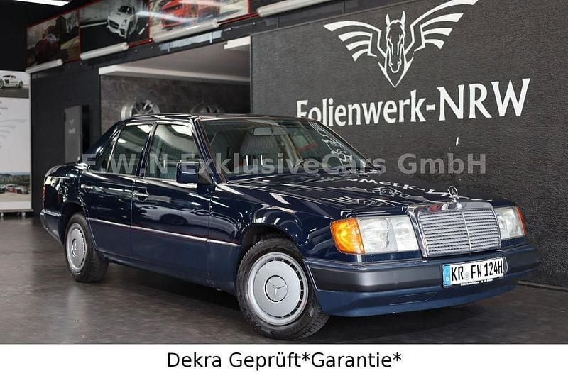 Blau Gebraucht 1992 Mercedes E200 Limousine | 11.970 € - Bild 1/4