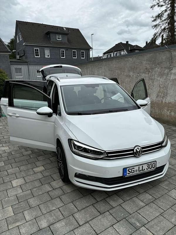 Weiß Gebraucht 2018 VW Touran Highline Van / Kleinbus | 14.500 € (Superpreis) - Bild 1/4