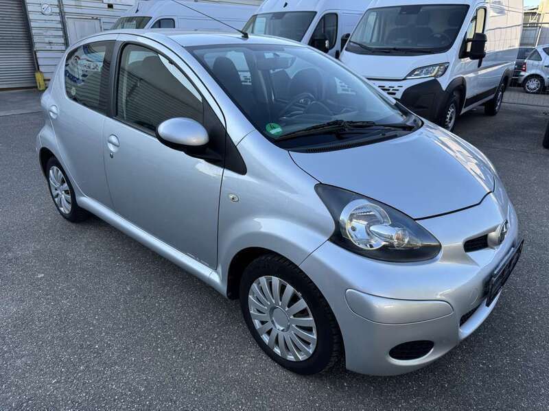Satin silver Gebraucht 2010 Toyota Aygo Cool Kleinwagen | 3.499 € (Fairer Preis) - Bild 1/4
