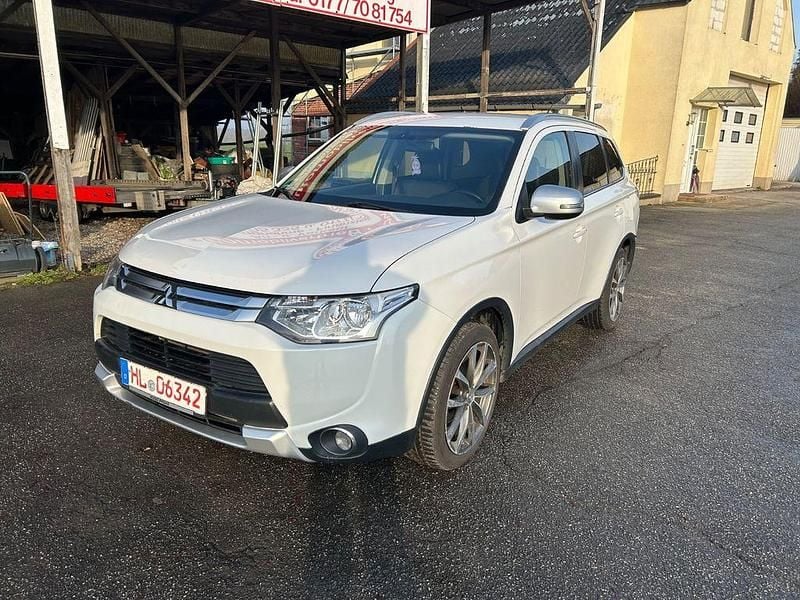 Weiß Gebraucht 2015 Mitsubishi Outlander Diamant Edition SUV | 6.999 € (Guter Preis) - Bild 1/4