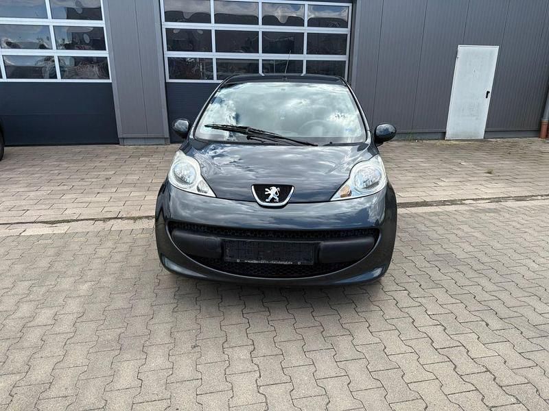 Grau Gebraucht 2016 Peugeot 107 Kleinwagen | 2.999 € (Fairer Preis) - Bild 1/4