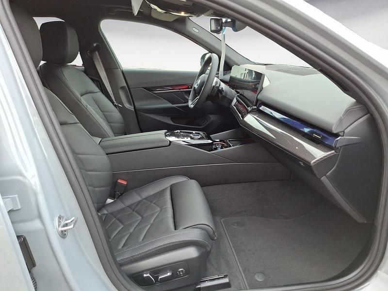 Neu BMW 540 303 PS (222 kW) 2026 Grau Kombi