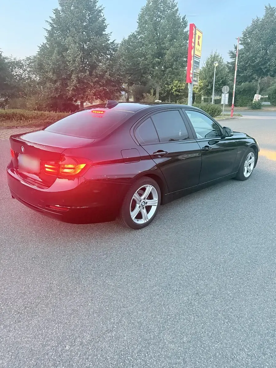 Gebraucht BMW 316 Sport Line 136 PS (100 kW) 2012 Schwarz Limousine