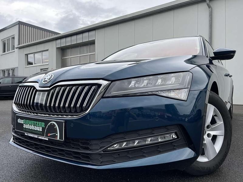 Lavablau (metallic) Gebraucht 2022 Skoda Superb Ambition Kombi | 26.960 € (Fairer Preis) - Bild 1/4