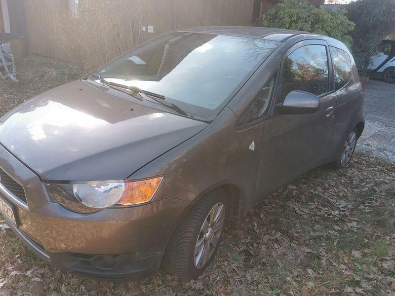 Gebraucht Mitsubishi Colt 95 PS (69 kW) 2011 Braun Kleinwagen