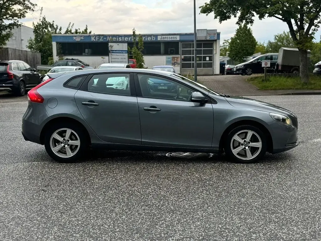 Gebraucht Volvo V40 Kinetic 152 PS (111 kW) 2016 Grau Limousine