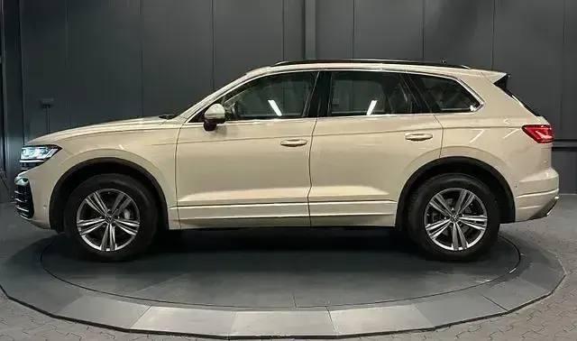 Gebraucht VW Touareg Elegance 286 PS (210 kW) 2024 Sechura beige metallic SUV