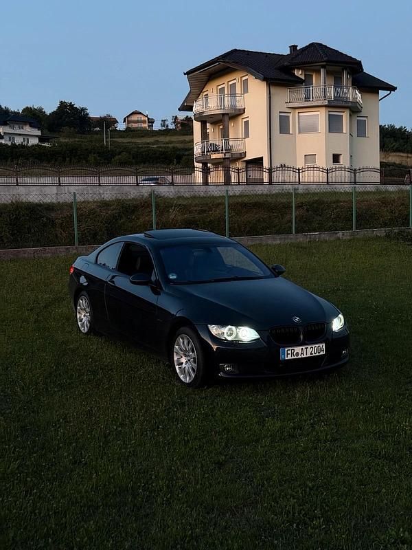 Blau Gebraucht 2007 BMW 330 Coupé | 10.900 € (Fairer Preis) - Bild 1/4