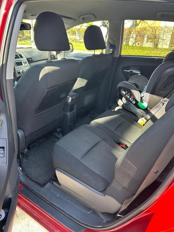 Gebraucht Toyota Verso 147 PS (108 kW) 2010 Rot Van / Kleinbus