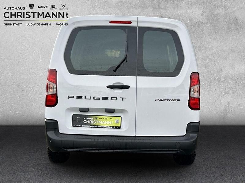 Gebraucht Peugeot Partner 102 PS (75 kW) 2025 Lackierung weiss icy/typ ausse Van / Kleinbus
