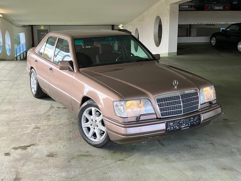 Gebraucht Mercedes E220 150 PS (110 kW) 1994 Rot Limousine