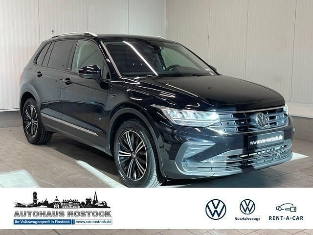 Deep black perleeffekt (metallic) Gebraucht 2022 VW Tiguan Active SUV | 26.990 € (Fairer Preis) - Bild 1/4