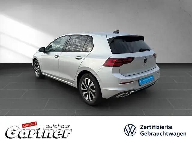 Gebraucht VW Golf VIII Active 150 PS (110 kW) 2022 Silber metallic Limousine