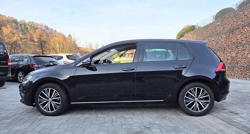 Deep black perleffekt Gebraucht 2016 VW Golf VII Allstar Kleinwagen | 16.890 € (Fairer Preis) - Bild 1/4