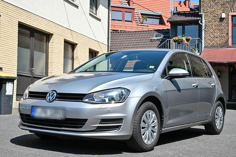 Silber Gebraucht 2014 VW Golf VII Trendline Limousine | 6.980 € (Superpreis) - Bild 1/4