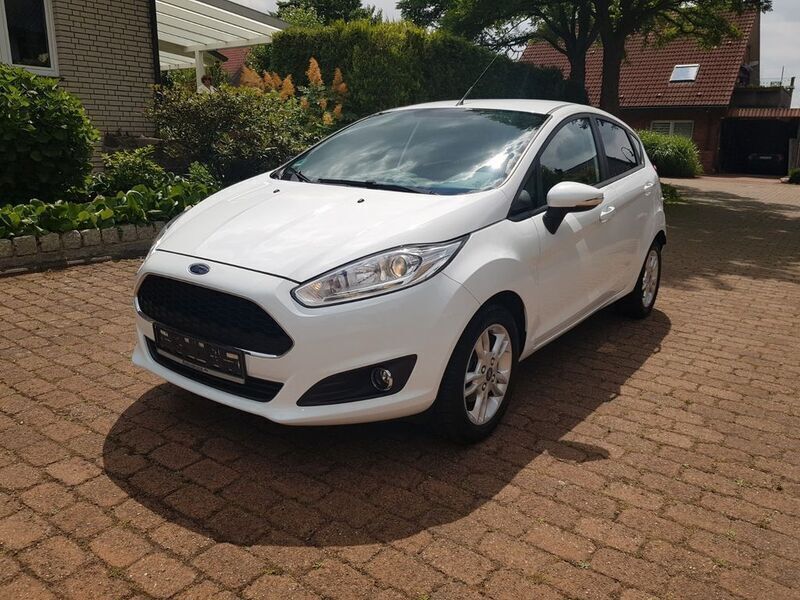 Weiß Gebraucht 2017 Ford Fiesta Celebration Kleinwagen | 6.999 € (Guter Preis) - Bild 1/4
