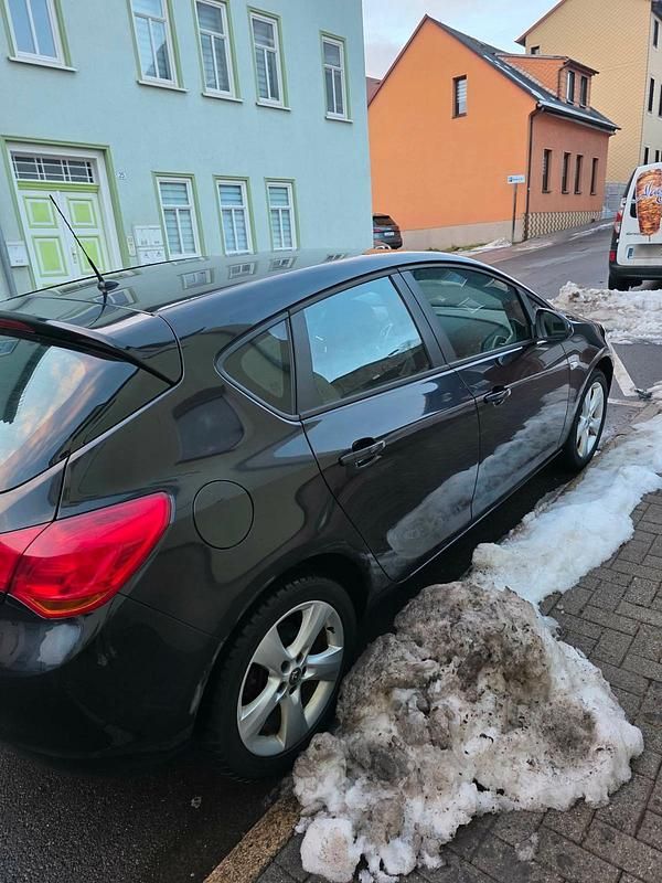 Gebraucht Opel Astra 140 PS (102 kW) 2010 Schwarz Kleinwagen