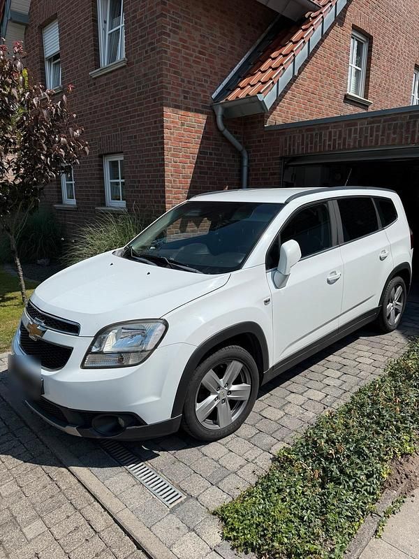 Weiß Gebraucht 2011 Chevrolet Orlando LTZ Van / Kleinbus | 6.650 € (Fairer Preis) - Bild 1/4
