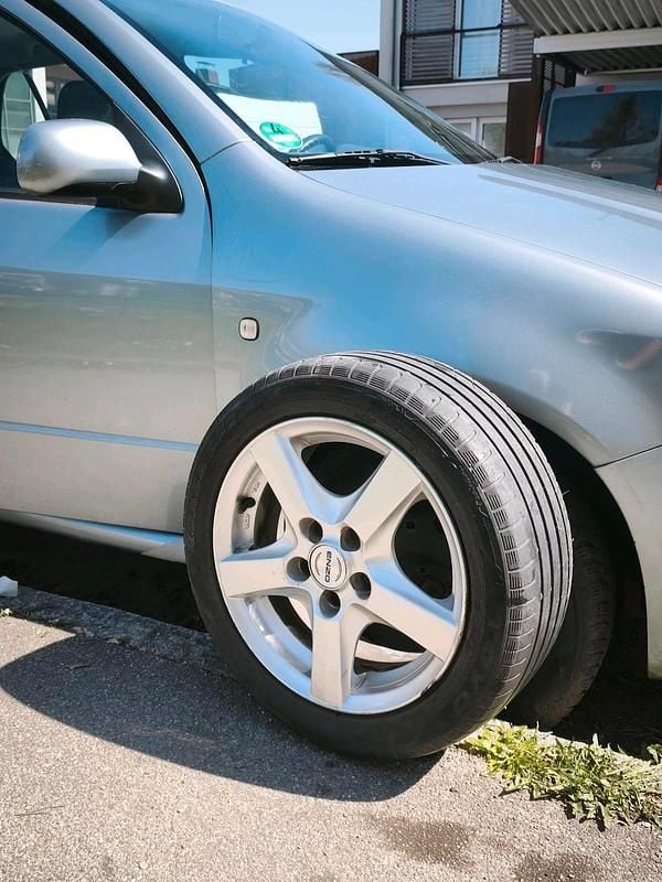 Second-hand Skoda Fabia 64 CP (47 kW) 2004 Argintiu Berlinǎ