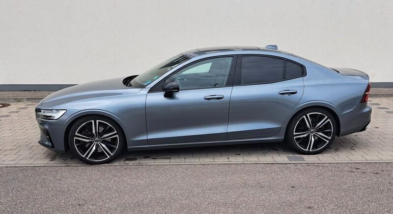 Grau Gebraucht 2019 Volvo S60 R-Design Limousine | 28.000 € (Fairer Preis) - Bild 1/4