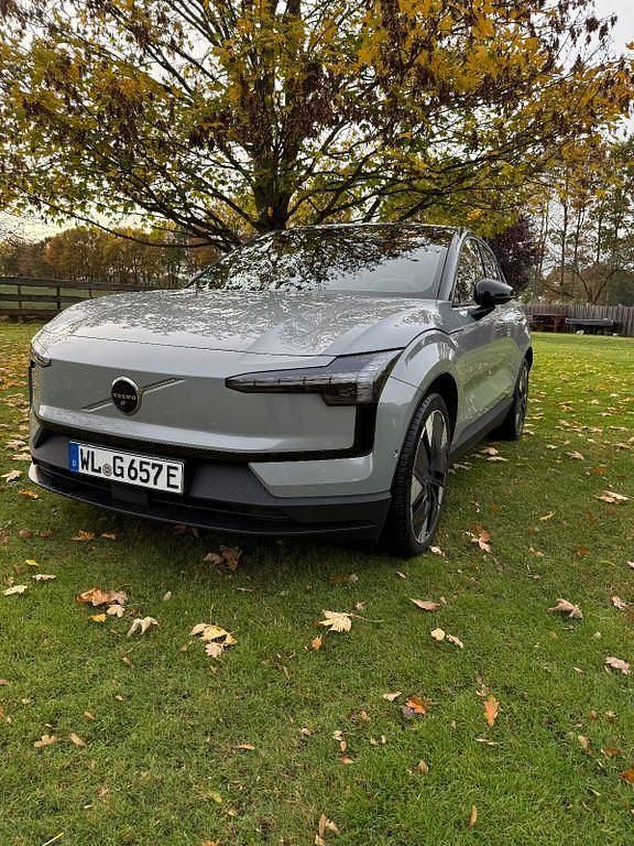 Grau Gebraucht 2024 Volvo EX30 Performance SUV | 39.900 € - Bild 1/4