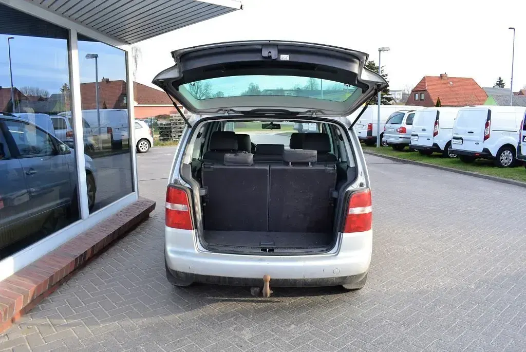 Gebraucht VW Touran Trendline 105 PS (77 kW) 2005 Reflexsilber metallic Van / Kleinbus