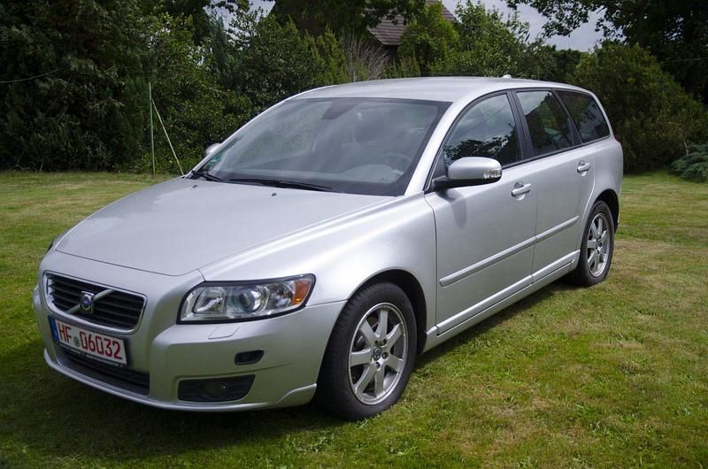Silber Gebraucht 2008 Volvo V50 Kombi | 3.600 € (Fairer Preis) - Bild 1/4