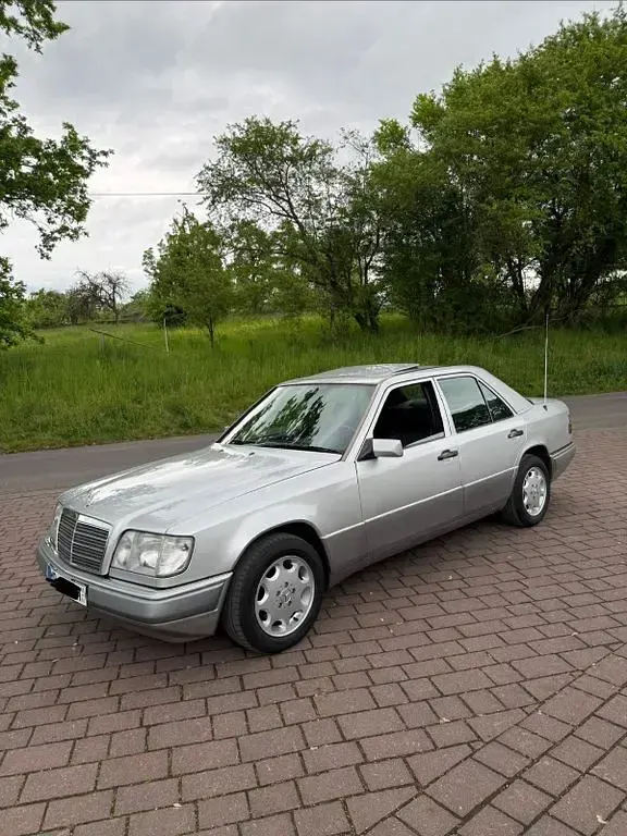 Gebraucht Mercedes E220 150 PS (110 kW) 1993 Silber Limousine