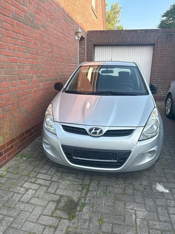 Silber Gebraucht 2012 Hyundai i20 Kleinwagen | 2.550 € - Bild 1/4