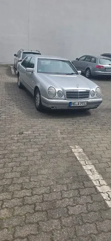 Gebraucht Mercedes E200 Elegance 136 PS (100 kW) 1997 Silber Limousine