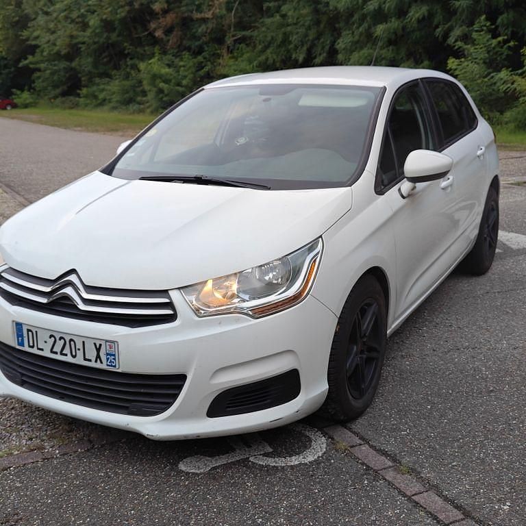 Weiß Gebraucht 2014 Citroën C4 SELECTION Limousine | 3.600 € (Etwas zu teuer) - Bild 1/4