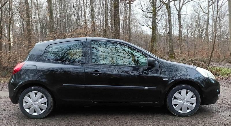 Gebraucht Renault Clio II 75 PS (55 kW) 2011 Schwarz Kleinwagen