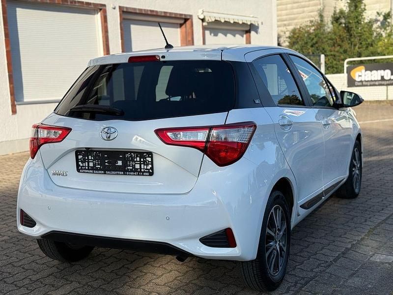 Gebraucht Toyota Yaris Team 111 PS (81 kW) 2020 Weiß Limousine