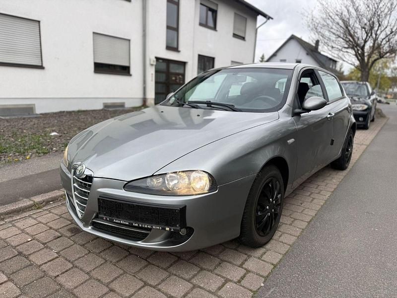 Gebraucht Alfa Romeo 147 105 PS (77 kW) 2008 Grau Kleinwagen