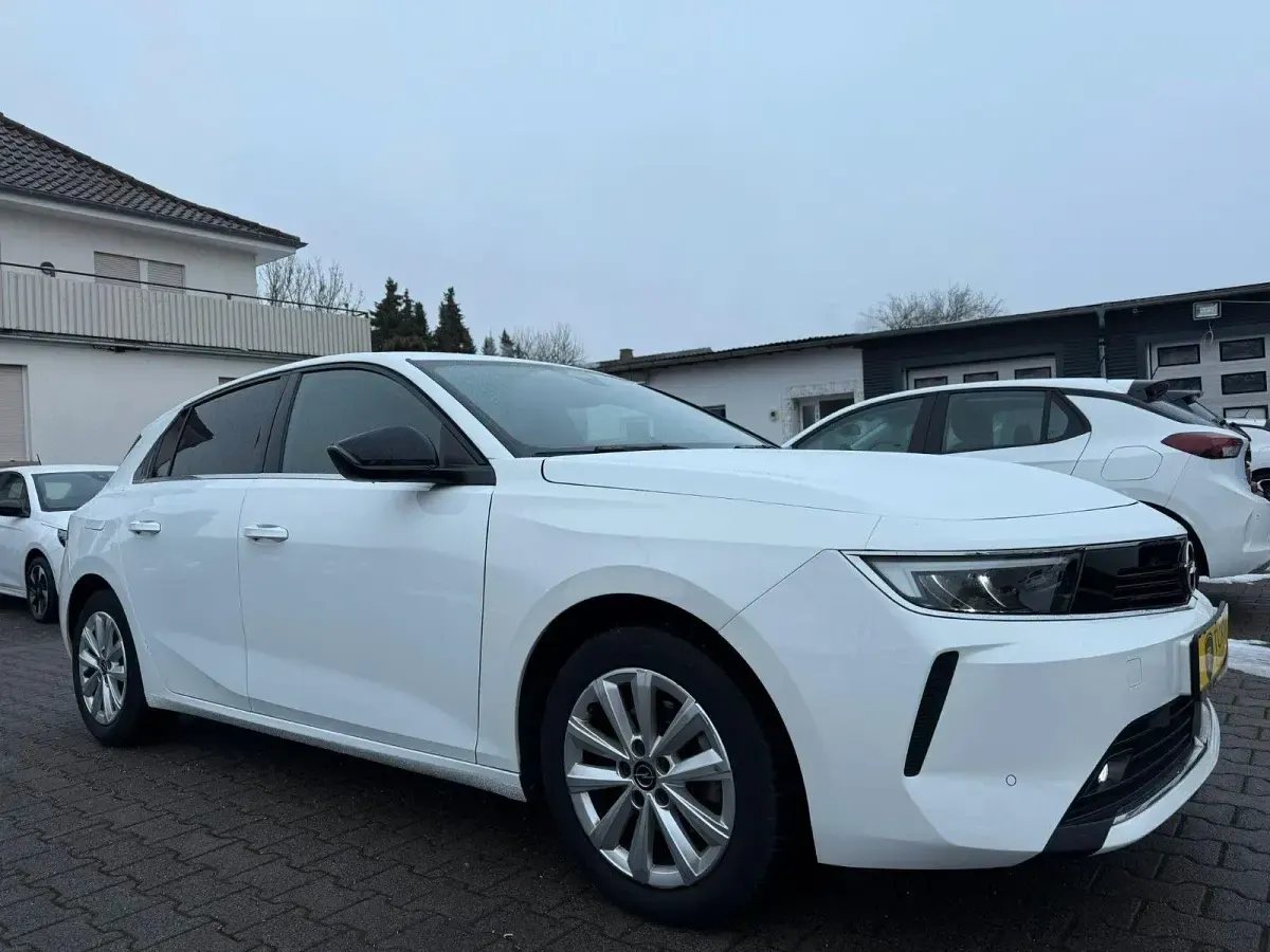 Używany Opel Astra Elegance 131 KM (96 kW) 2023 Biały Sedan/Limuzyna