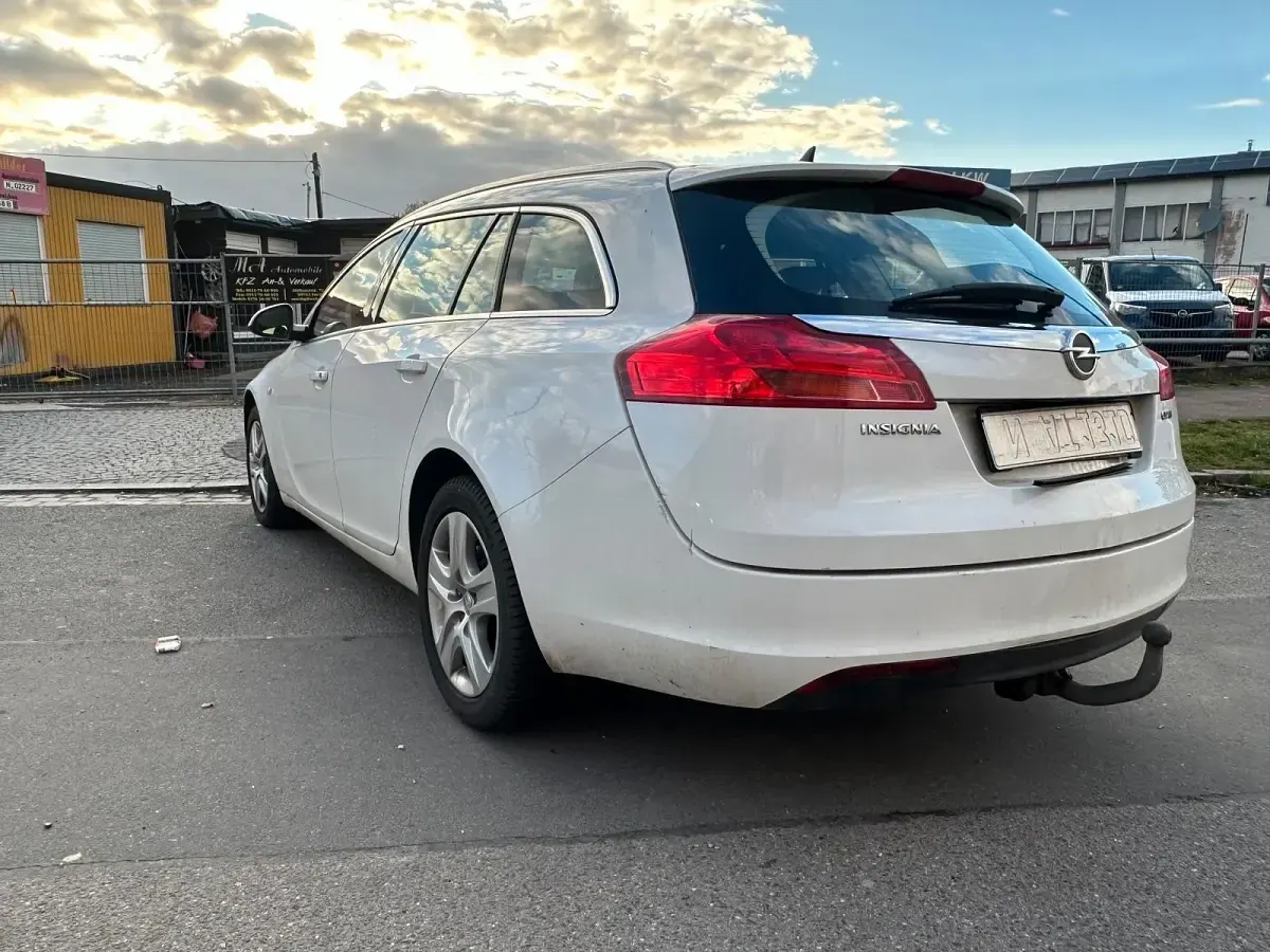 Gebraucht Opel Insignia 160 PS (117 kW) 2011 Weiß Kombi