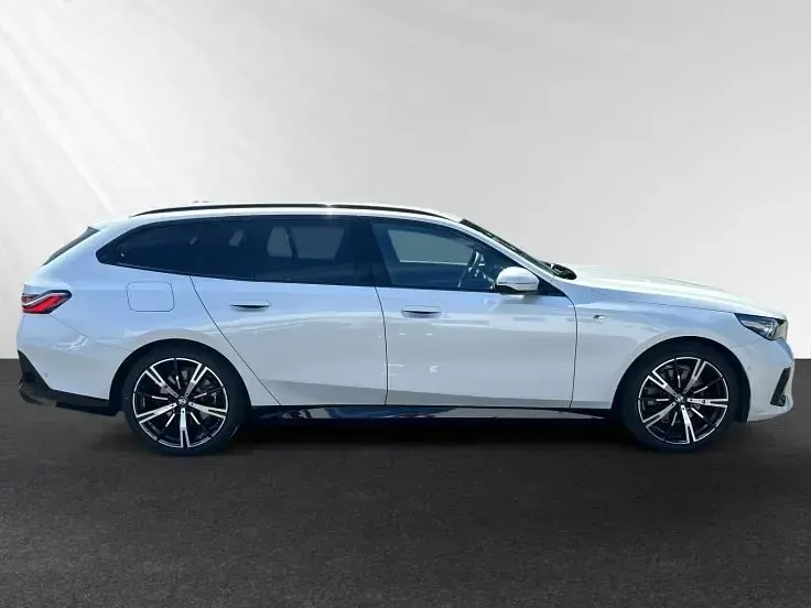 Gebraucht BMW 520 M Sport 208 PS (152 kW) 2025 Mineralweiß metallic Kombi
