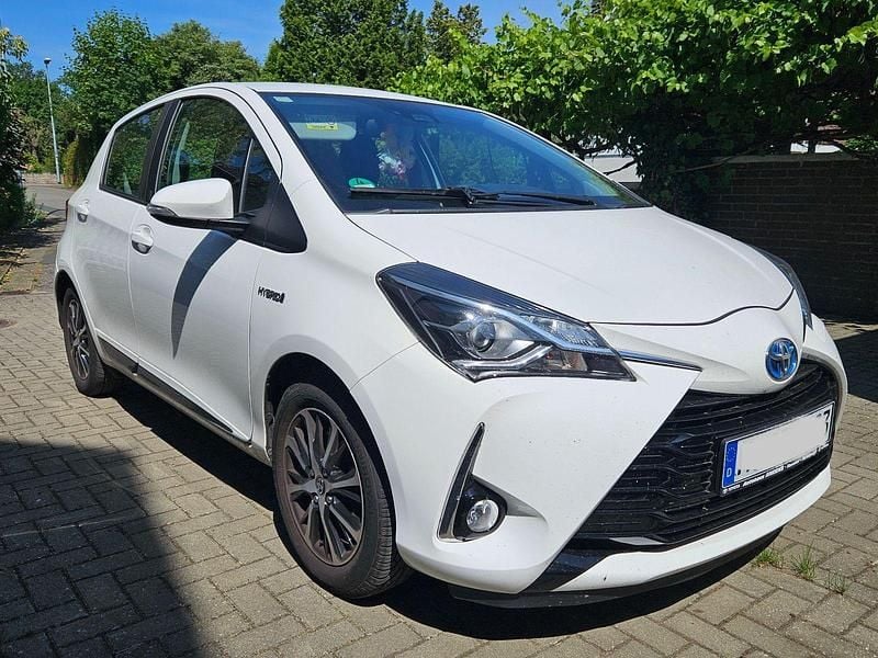 Gebraucht Toyota Yaris Hybrid Team 101 PS (74 kW) 2018 Weiß Kleinwagen