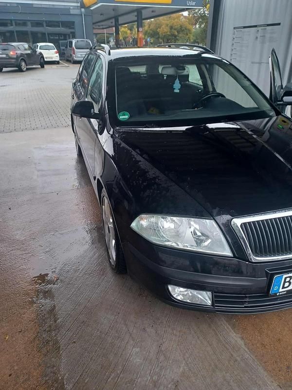 Schwarz Gebraucht 2005 Skoda Octavia Kombi | 2.500 € - Bild 1/4