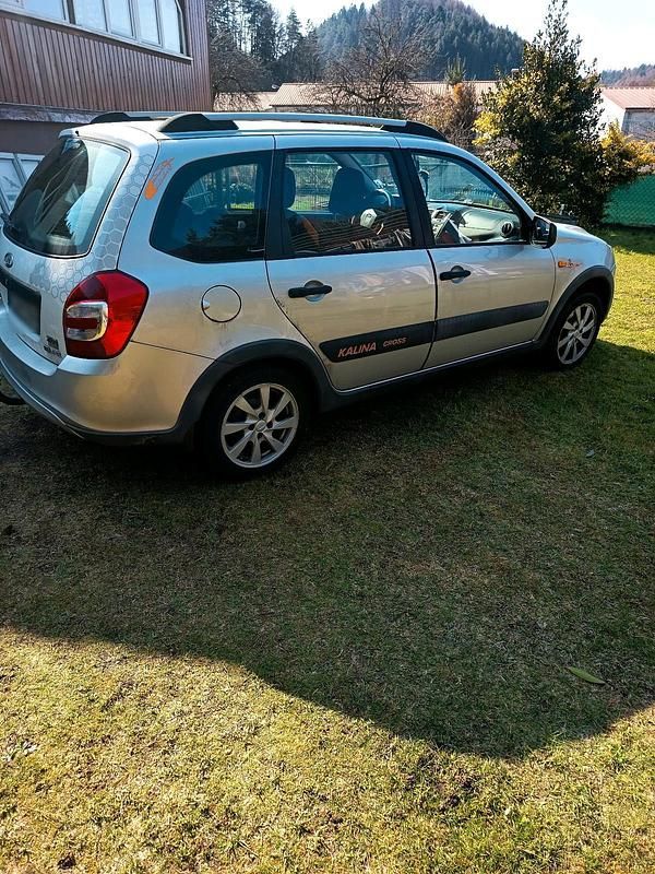 Gebraucht Lada Kalina 87 PS (63 kW) 2016 Silber Kleinwagen