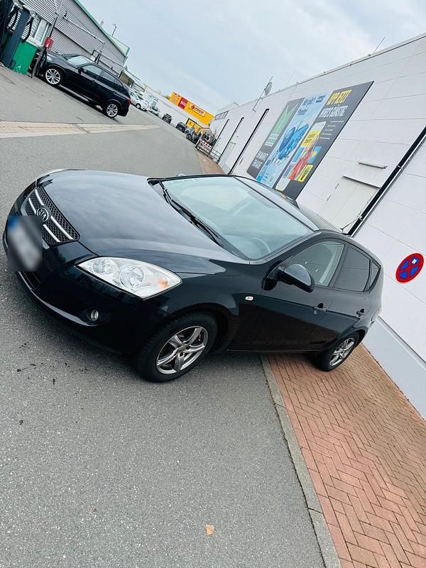 Second-hand Kia Ceed 109 CP (80 kW) 2009 Negru Hatchback