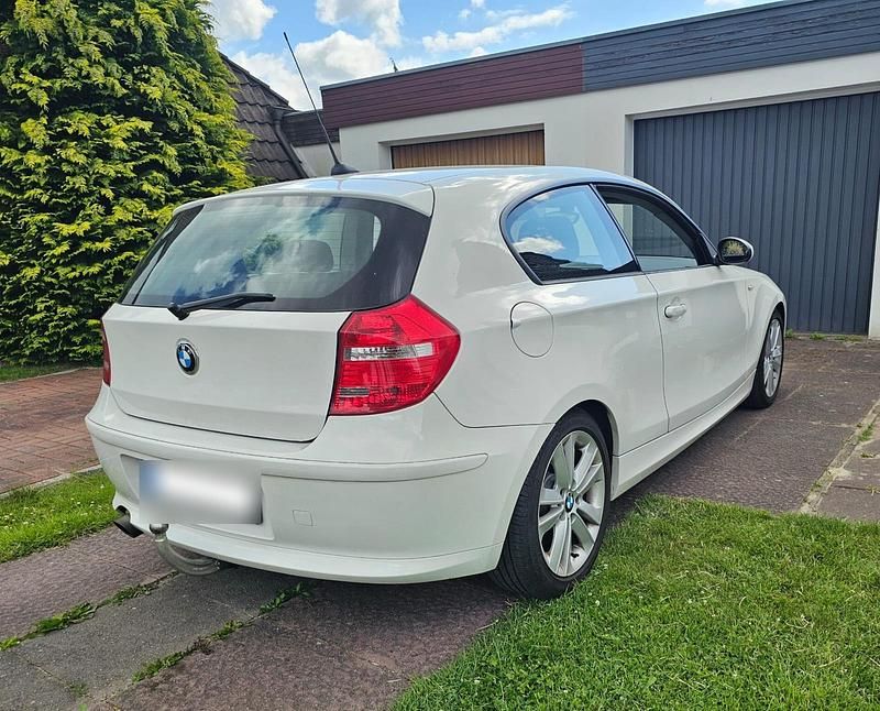 Używany BMW 116 122 KM (89 kW) 2009 Biały Hatchback